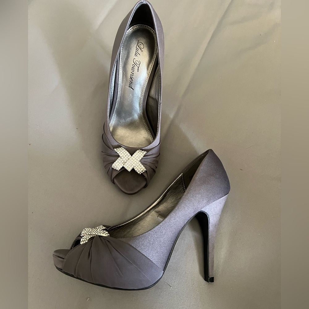Lulu Townsend Elegant Gray Peep-Toe Heels 7